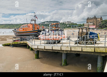 Shannon Klasse Rettungsboot 13-15 mit dem supercat Traktor und Wagen und Küstennahe Rettungsboot an Helling in Scarborough Yorkshire UK Stockfoto