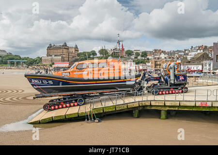 Shannon Klasse Rettungsboot 13-15 mit dem supercat Traktor und Wagen auf Helling in Scarborough Yorkshire UK Stockfoto