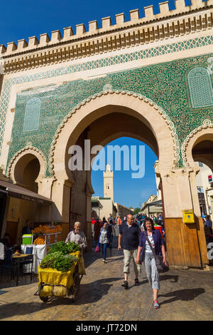 Das Leben auf der Straße. Bab Bou Jeloud Tor, Haupteingang Souk Medina von Fes, Fes el Bali. Marokko, Maghreb Nordafrika Stockfoto