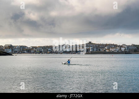 Ein Kayaker macht sich auf den Weg über die Bucht in Richtung St Ives, Cornwall Stockfoto