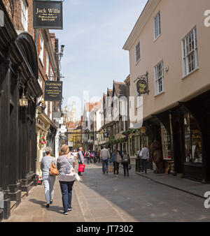 Historische Geschäfte Futter alten engen gepflasterten Straße in The Shambles in York, England, mit Fußgängern durch wandern können. Stockfoto