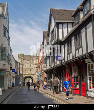 Historische Geschäfte Futter alten engen gepflasterten Straße in The Shambles in York, England, mit Fußgängern durch wandern können. Stockfoto