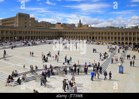 Das kürzlich eröffnete Piece Hall nach einem £19 Millionen Erhaltung und Transformation Program, Halifax, West Yorkshire, England, UK. Stockfoto