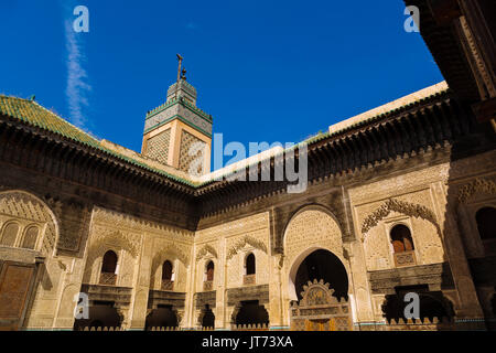 Die Madrasa Medersa Bou Inania oder Bu Inaniya. Souk Medina von Fes, Fes el Bali. Marokko, Maghreb Nordafrika Stockfoto