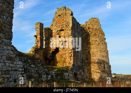 Die Ruine von Newark Castle auf der Fife Coastal Path in der Nähe von St. Monans im East Neuk von Fife, Schottland, Großbritannien Stockfoto