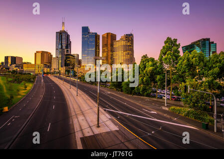 Sommer Sonnenuntergang über Wolkenkratzer in der Innenstadt von Melbourne, Victoria, Australien Stockfoto