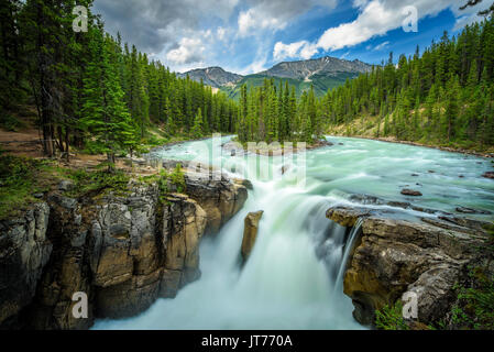 Obere Sunwapta Falls im Jasper National Park, Kanada. Das Wasser stammt aus dem Athabasca-gletscher. Lange Belichtung. Stockfoto