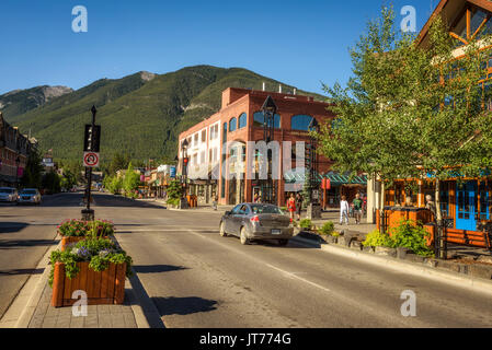 Malerischen street View von der Haupteinkaufsstraße Banff an einem sonnigen Sommertag. Stockfoto