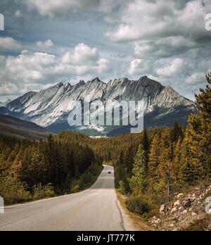 Malerischen Blick auf die Straße und die kanadischen Rockies auf dem Icefields Parkway. Es reist durch Banff und Jasper Nationalparks und bietet spektakuläre Ausblicke auf Stockfoto