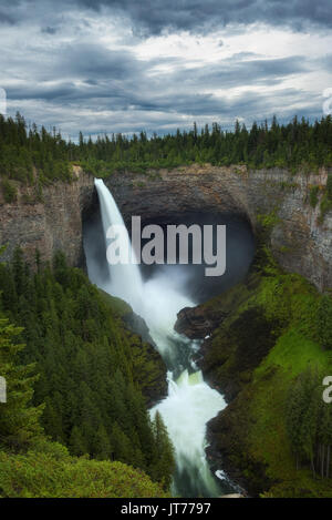 Helmcken Falls im Wells Gray Provincial Park in der Nähe von Clearwater, Britisch-Kolumbien, Kanada. Langzeitbelichtung. Stockfoto