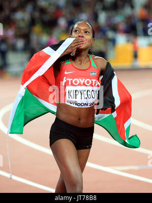 Kenias glauben Chepngetich Kipyegon feiert die Frauen 1500 m Finale tagsüber gewann vier der IAAF Weltmeisterschaften 2017 im London Stadium. Stockfoto