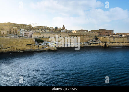 Die antike Stadt Valletta Malta auf der Insel Malta im Mittelmeer von einem Schiff im Hafen genommen Stockfoto