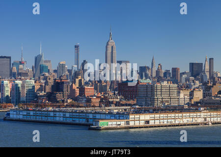 Die Midtown Manhattan Skyline in New York City am 18. November 2014. Das Empire State Building dominiert die Skyline und dahinter ist der Chrysler Bui Stockfoto