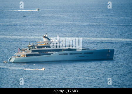 Eine große Yacht offshore von der Costa Smeralda in Sardinien, Italien. Stockfoto