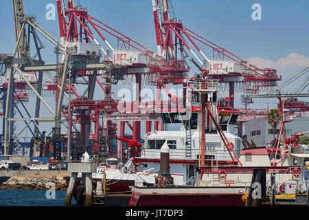 Long Beach Feuerwehr Fireboats vertäut im Hafen von Long Beach, Kalifornien, USA. Stockfoto