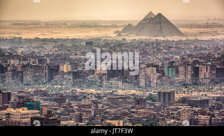 Luftaufnahme der Stadt Kairo mit den Pyramiden im Hintergrund Stockfoto