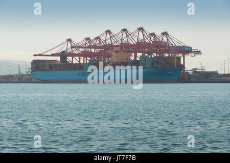 Die Maersk Line Containerschiff MAERSK EINDHOVEN, in den Hafen von Long Beach, Kalifornien entladen. Stockfoto