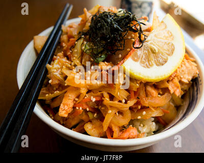 Spicy Lachs Donburi Schüssel Reis - ein japanischer Komfort Essen Stockfoto