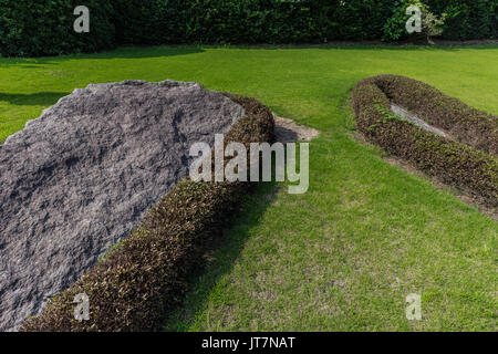 Sengan-en Garten ist ein Daimyo bummeln Garten in kagoshima. Es ist das markanteste Merkmal ist die Verwendung des Vulkans Sakurajima in der Bucht von kagoshima hinaus ein Stockfoto