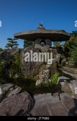 Sengan-en Garten ist ein Daimyo bummeln Garten in kagoshima. Es ist das markanteste Merkmal ist die Verwendung des Vulkans Sakurajima in der Bucht von kagoshima hinaus ein Stockfoto