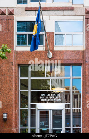 Washington DC, USA - Juli 3, 2017: United States Social Security Administration in der Innenstadt mit Fahne, Nahaufnahme von Zeichen und Gebäude Eingang Stockfoto