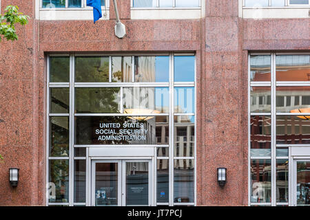 Washington DC, USA - Juli 3, 2017: United States Social Security Administration in der Innenstadt mit Fahne, Nahaufnahme von Zeichen und Gebäude Eingang Stockfoto