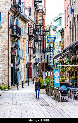 Montreal, Kanada - 28. Mai 2017: Altstadt mit der Person zu Fuß in kopfsteingepflasterten Gasse im Sommer Tag in der Region Quebec City Stockfoto