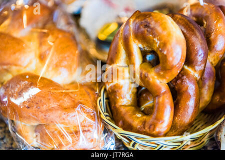 Nahaufnahme von frisch gebackenen Brezeln und challah Brot in der Bäckerei Körbe Stockfoto