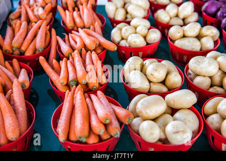 Neue frische Ernte von Kartoffeln, Karotten und Gold auf Anzeige an Farmers Market in Körben Stockfoto