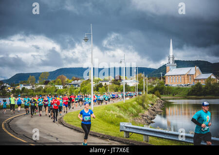 CARLETON, Kanada - 4. Juni 2017. In der fünften Marathon von Carleton in Québec, Kanada. Marathonläufer auf beiden Seiten der Straße in einer kleinen Stadt mit Stockfoto