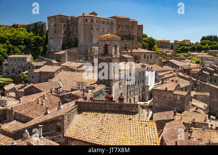 Die roten Ziegeldächer der mittelalterlichen italienischen Stadt Sorano Stockfoto