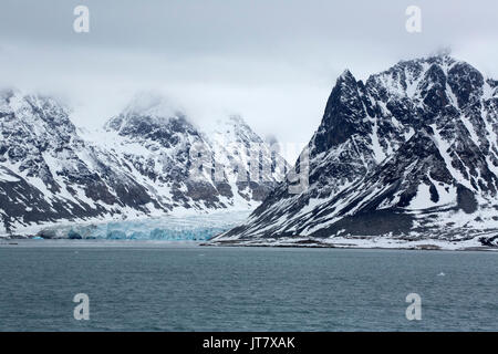 Schneebedeckte Berge und Gletscher. Im Juni, Magdalenefjord, Spitzbergen, Svalbard, Norwegen genommen Stockfoto