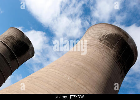 Kühltürme, Hyperboloid-Kühlturm, Nahaufnahme von Kühltürmen, Markierungen an Kühltürmen, Kraftwerk, Wasserdampf, Kohlekraftwerk Stockfoto