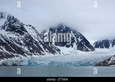 Schneebedeckte Berge und Gletscher. Im Juni, Magdalenefjord, Spitzbergen, Svalbard, Norwegen genommen Stockfoto