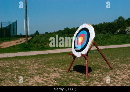 Bogenschießen, Zielübung, Bogenschießbrett, Bogenschießbrett Scoring Zone, Bogenschießen Zielbrett Stand, Seitenprofil Schuss, Bogenmaschinen, Sportplatz Stockfoto