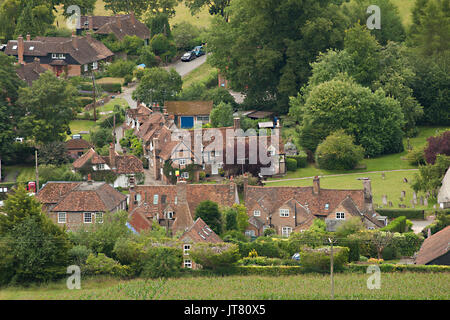 Blick auf das Dorf Turville in der englischen Chiltern Hills mit Country Cottages und St. Mary's Parish Church Einstellung für der Pfarrer von Dibley Stockfoto