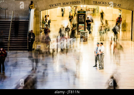 NEW YORK, USA - 18. Oktober 2016. Grand Central U-Bahn Station in Manhattan auf einem buzy Tag um ca. 16:00 Uhr Stockfoto