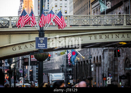 NEW YORK, USA - 18. Oktober 2016. Brücke und USA Flaggen am Ausgang des Grans zentralen U-Bahn Station in Manhattan, New York. Stockfoto