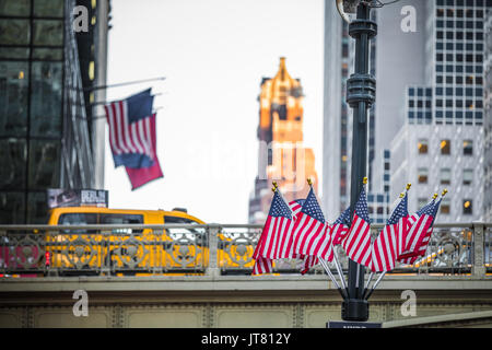 NEW YORK, USA - 18. Oktober 2016. Brücke und USA Flaggen am Ausgang des Grans zentralen U-Bahn Station in Manhattan, New York. Stockfoto