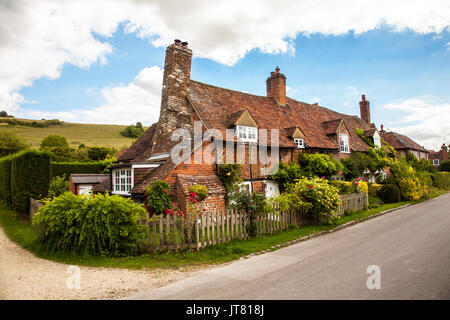 Cottages im ruhigen ländlichen englischen Dorf Turville in den Chiltern Hills Buckinghamshire, in dem Midsomer-Morde und Vikar von Dibley begangen wurden Stockfoto