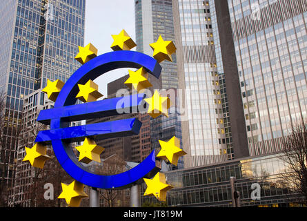 Blick auf die Statue mit Euro und Sterne vor der Europäischen Zentralbank in Frankfurt am Main. Moderne Wolkenkratzer sind im Hintergrund. Stockfoto