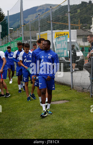 Bernard Tekpetey, Benjamin Stambouli, Amin Harit, Thilo Kehrer und Breel Embolo und Weston McKennie nach dem Training - 27.07.2017, Fußball-Camp in M Stockfoto