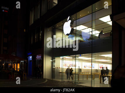 Nacht Blick auf die amerikanischen multinationalen Unternehmen in Frankfurt. Stockfoto