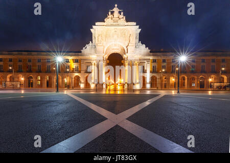 Commerce Square bei Nacht in Lissabon, Portugal Stockfoto