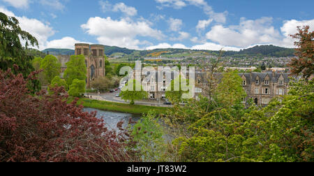Panoramablick auf die Stadt Inverness mit historischen Gebäuden und Bäumen angrenzenden Fluss Ness mit Bergen im Hintergrund unter blauem Himmel in Schottland Stockfoto