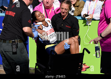 Monika Athare von Indien brach nach der Zieldurchfahrt am Ende der Leichtathletik-WM Marathon 2017 in London, Großbritannien. Sanitäter Stockfoto