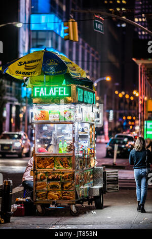 NEW YORK, USA - 14. Oktober 2016. Hersteller Warenkorb in der Nähe von Times Square bei Nacht mit LED-Leuchten verkaufen Fast Food, Manhattan, New York. Stockfoto