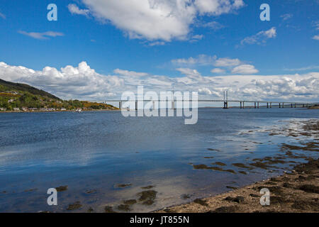 Kessock Brücke über ruhige, blaue Wasser der Mündung - Beauly Firth - unter blauem Himmel in Inverness, Schottland Stockfoto