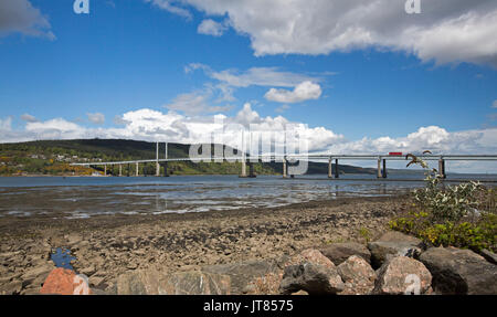 Panoramablick auf die Kessock Brücke über ruhige, blaue Wasser der Mündung - Beauly Firth - unter blauem Himmel in Inverness, Schottland Stockfoto