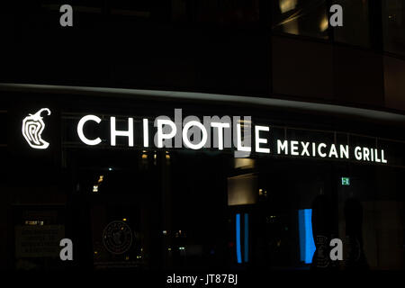 Nachtansicht von beschilderungen eines berühmten, internationalen Mexikanische fast food Brand Store in Frankfurt. Stockfoto